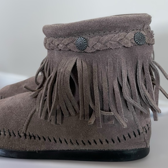 NEW Minnetonka Gray Suede Fringe Flat Boho Hippie Booties - Size 6 - Picture 2 of 16